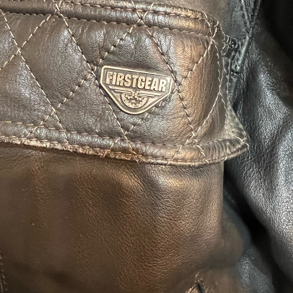 HEAVY  LEATHER M C Jacket WITH REMOVABLE LINER 
MANY POCKETS AND ADJUSTING ZPPRS - Picture 4 of 5